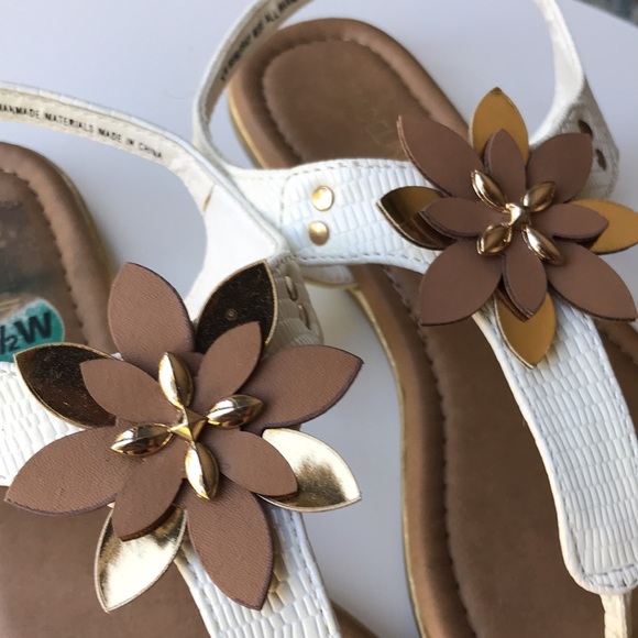 ✨3/$20✨ Madeline Stuart Flower Sandals Size 7 1/2 - Picture 3 of 4